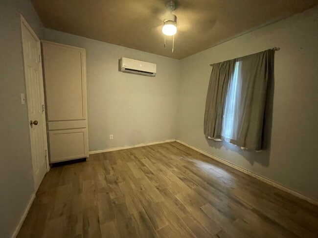 Building Photo - 4 Bedroom main house 2 bedroom guest house