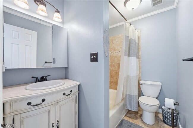 Building Photo - 2606 Trafalgar Square