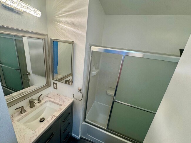 Building Photo - Spacious 3 bedroom condo