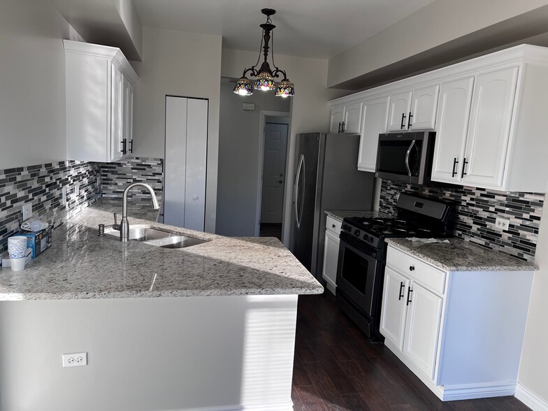 Kitchen - 3333 Bromley Ln