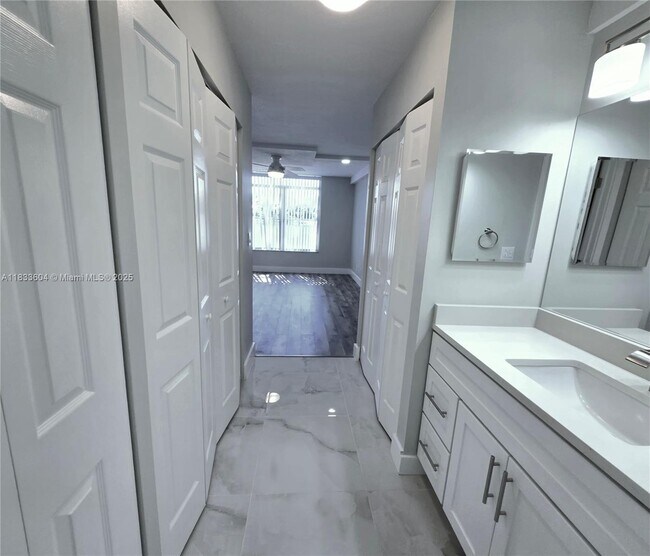 Building Photo - 3710 Inverrary Dr