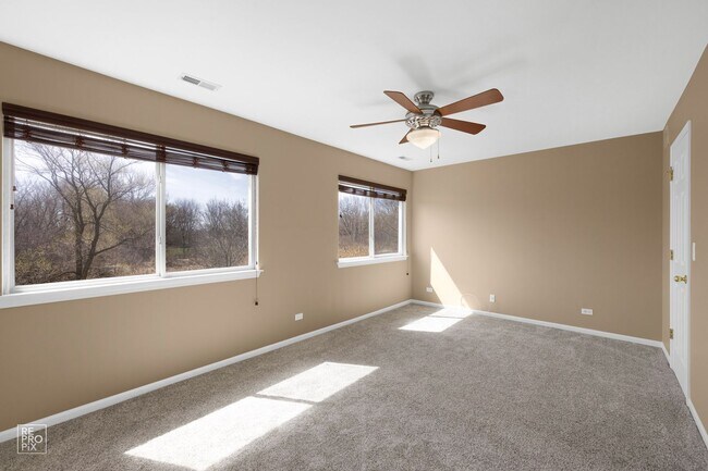 Building Photo - Gorgeous and Updated Large 2 Bedroom / 1.5 Bath Townhome in Grayslake!