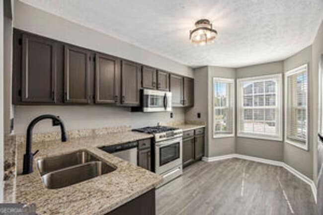 Building Photo - Like New! 2 bedroom 2 bathroom end unit co...