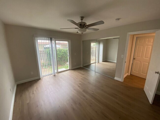 Building Photo - 3 Bed, 2 Bath First Floor Condo in Central...