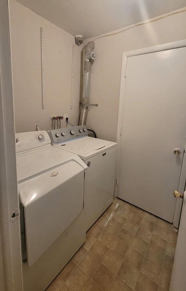 Building Photo - Spacious 3 Bedroom 2.5 Bath Townhome for RENT
