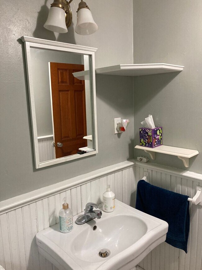 Building Photo - 3 bedroom, 1 bath House: Available August ...