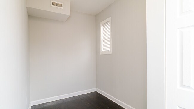 Building Photo - 2049 W Coulter St