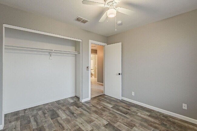 Building Photo - 841 N Hillridge