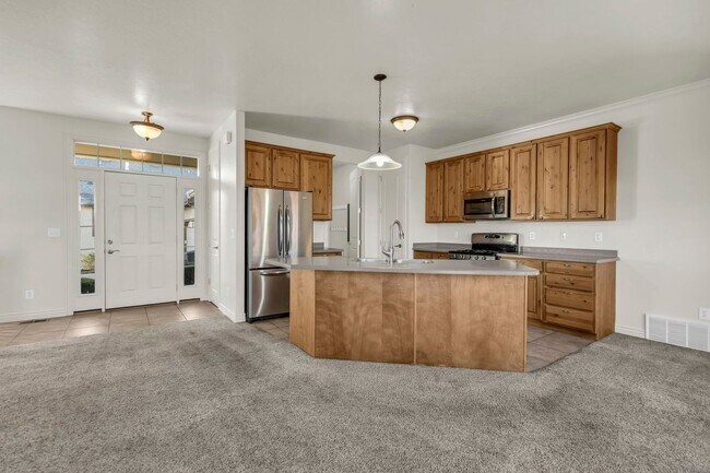 Building Photo - Charming Midway Home - Available Now!