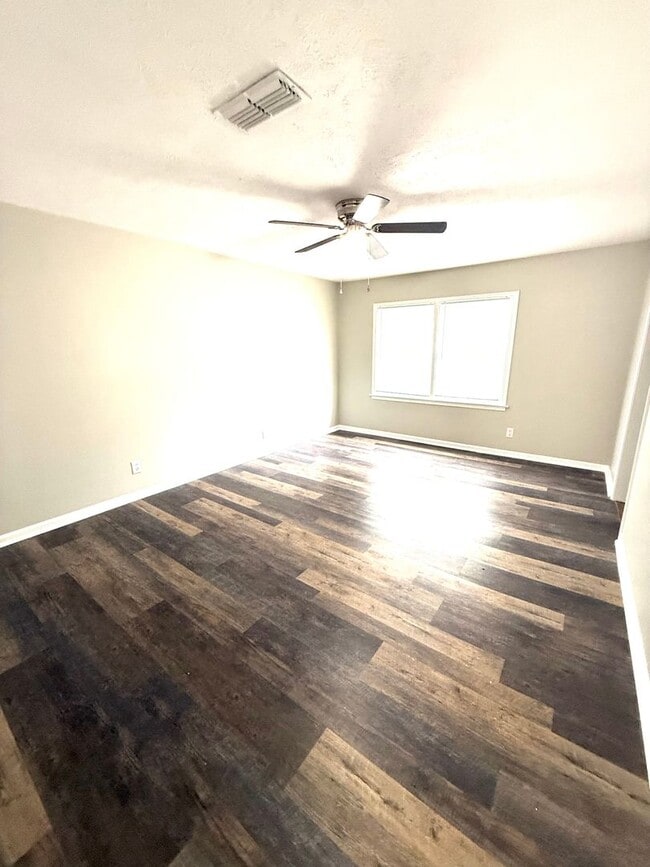Building Photo - ** 3 Bed 2.5 Bath located close to Shakespear park ** Call 334-366-9198 to schedule a self-showin...