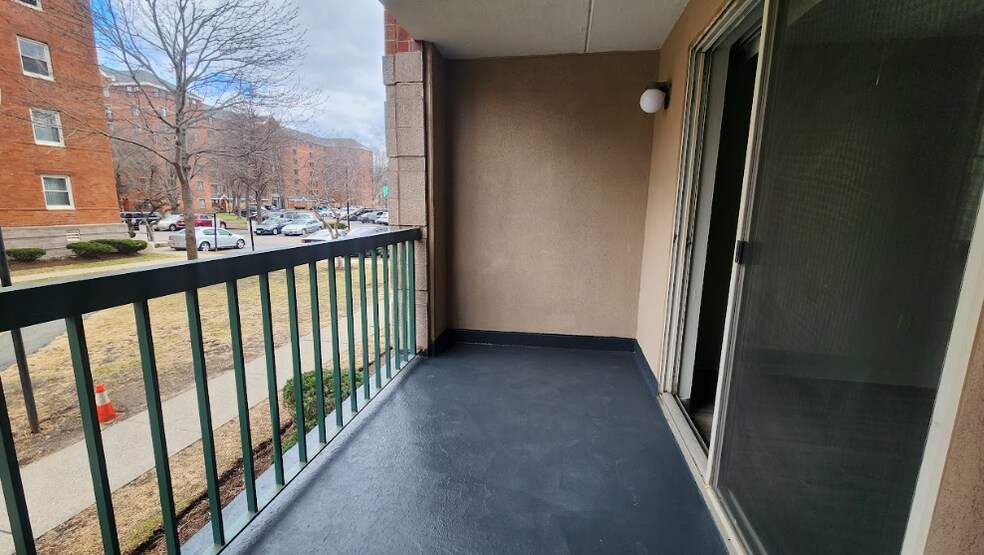 Building Photo - 1 S Point Dr