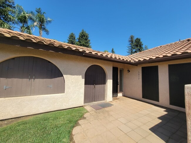 Building Photo - Condo with open floor plan and a two-car g...