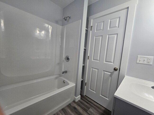 Building Photo - Beautifully Updated 2 bedroom 1 bathroom 7...