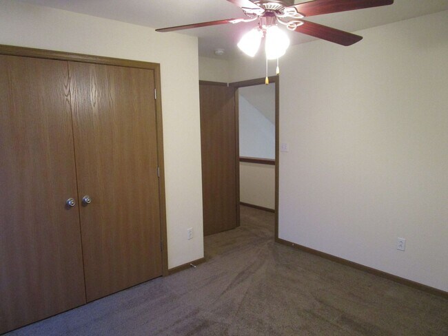 Building Photo - 707-707 Glenstone Dr