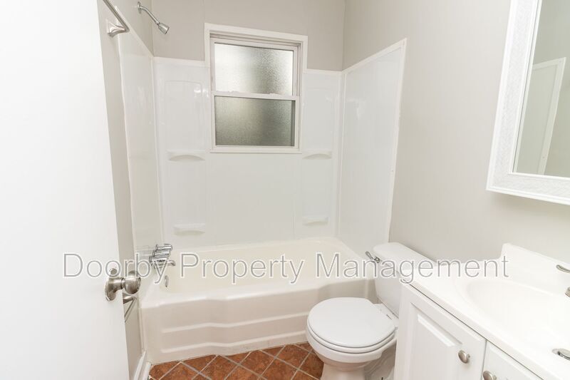 Building Photo - 210 S Lovell Ave