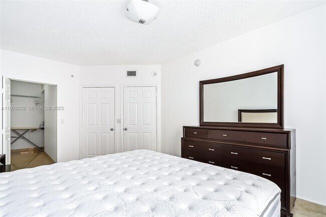 Building Photo - 17150 N Bay Rd