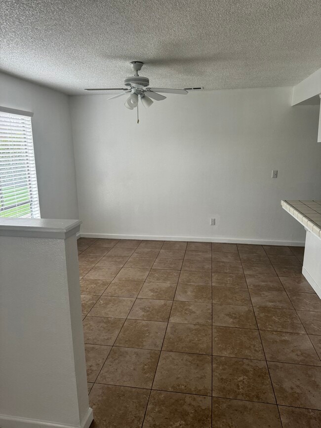 Building Photo - 1830 E Laura Ave