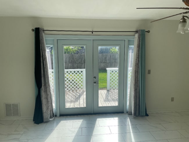 Building Photo - 11305 Lake Mandarin Cir E