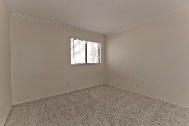 Building Photo - Beautiful home in the Lakes