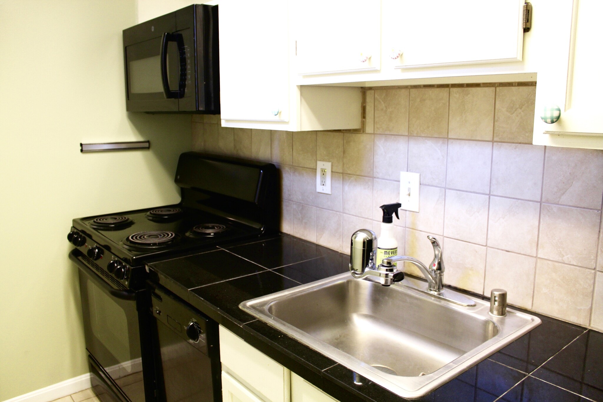 Kitchen - 1817 N Rhodes St