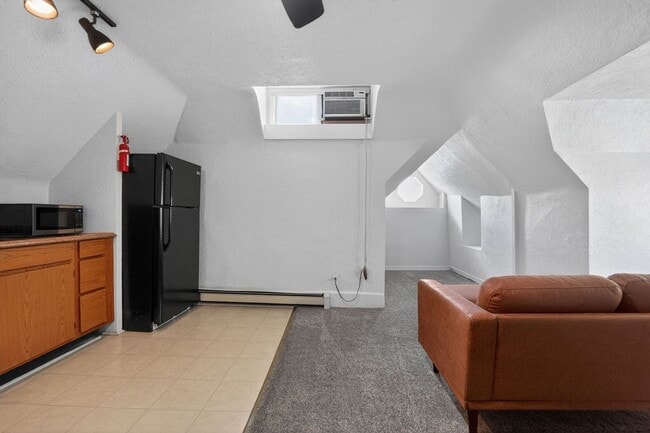 Building Photo - Charming 1-Bedroom Attic Apartment in the Heart of City Park West
