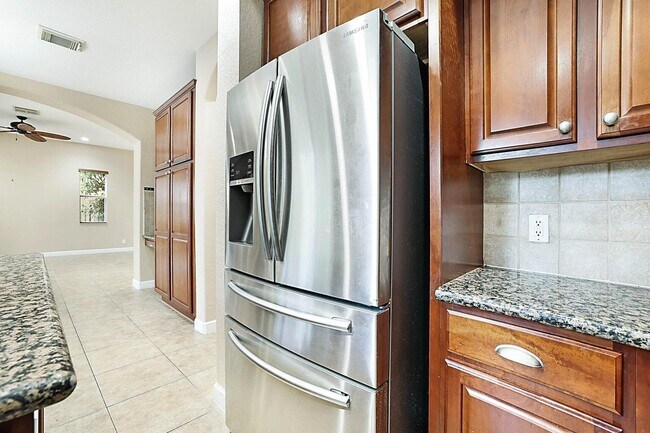 Building Photo - 748 Cresta Cir