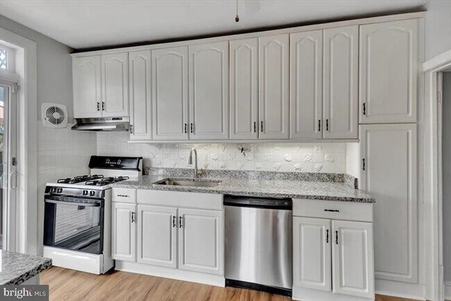 Building Photo - 427 Hopkins Rd