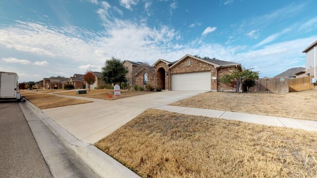 Building Photo - AMAZING 4 BEDROOM IN WHITE ROCK ESTATES FR...