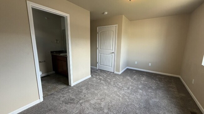 Building Photo - Beautiful 2-Story Townhome with Finished Basement