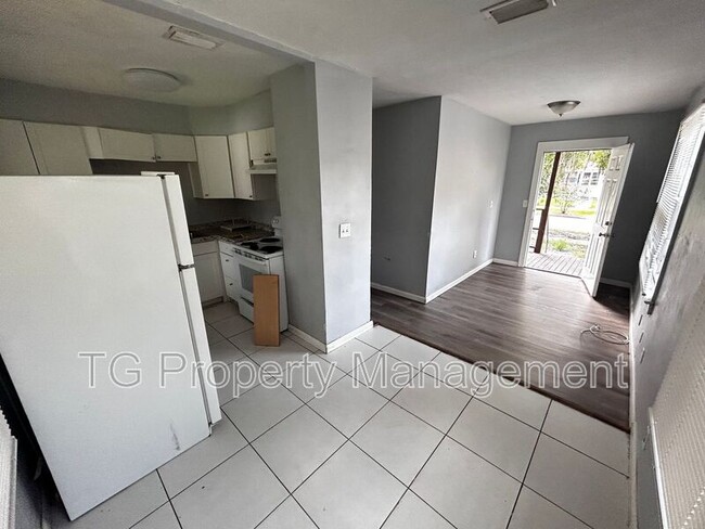 Building Photo - 2057 Brackland St