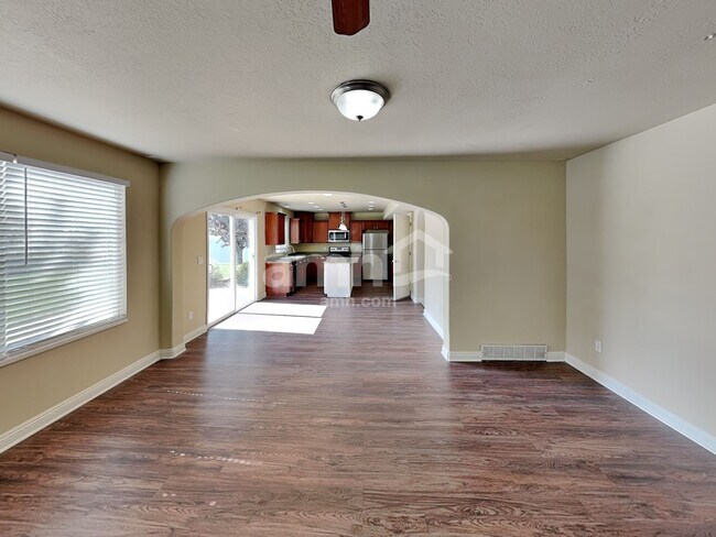 Building Photo - 865 Southhampton Dr