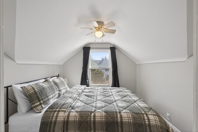 Building Photo - 3553 Dupont Ave S