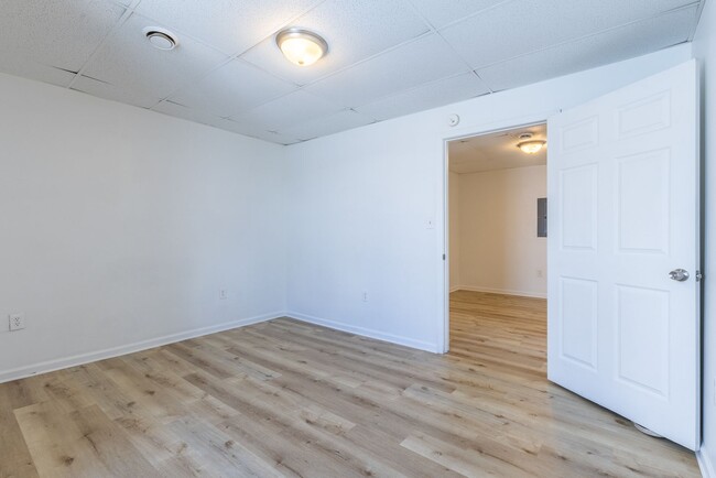 Building Photo - 742 E Warrington Ave