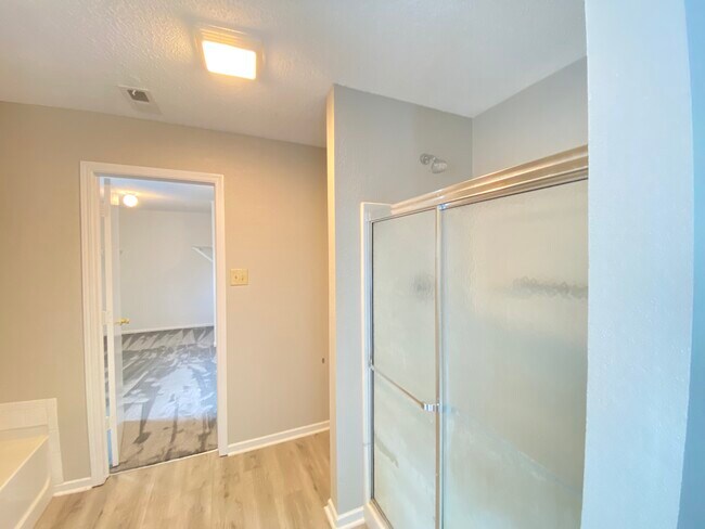 Building Photo - 5843 Amber Ln