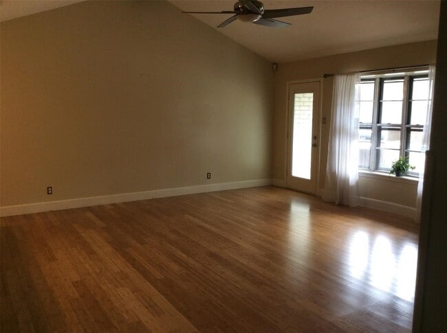 Building Photo - 147 Camellia St