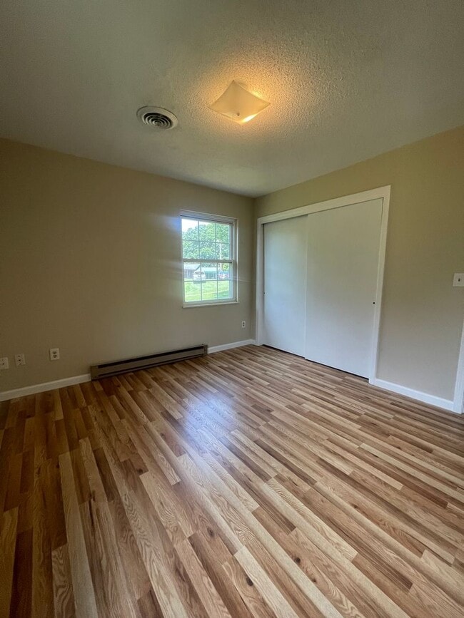 Building Photo - Great Location to Local Amenities