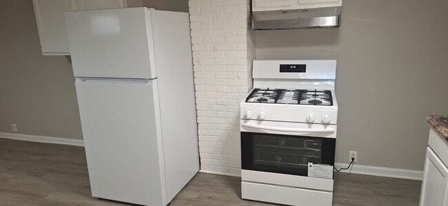 Building Photo - 1605 Pine St