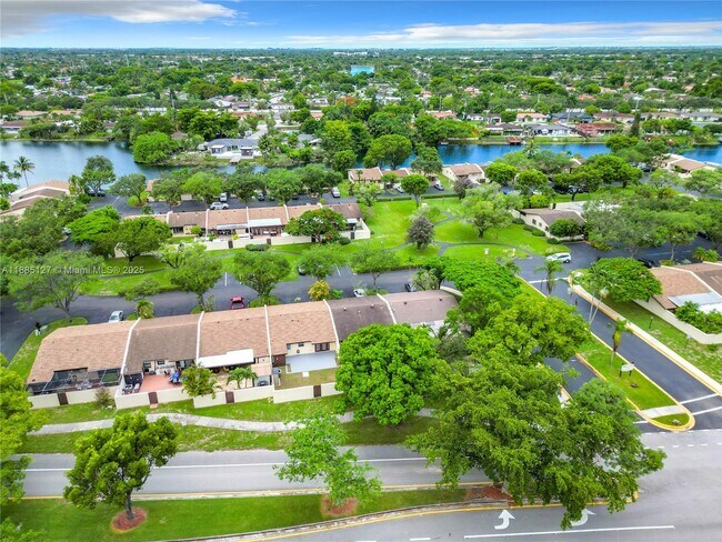 Building Photo - 13804 Kendale Lakes Dr