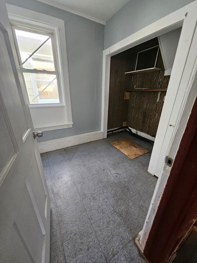 Building Photo - Lower 2 bedroom unit