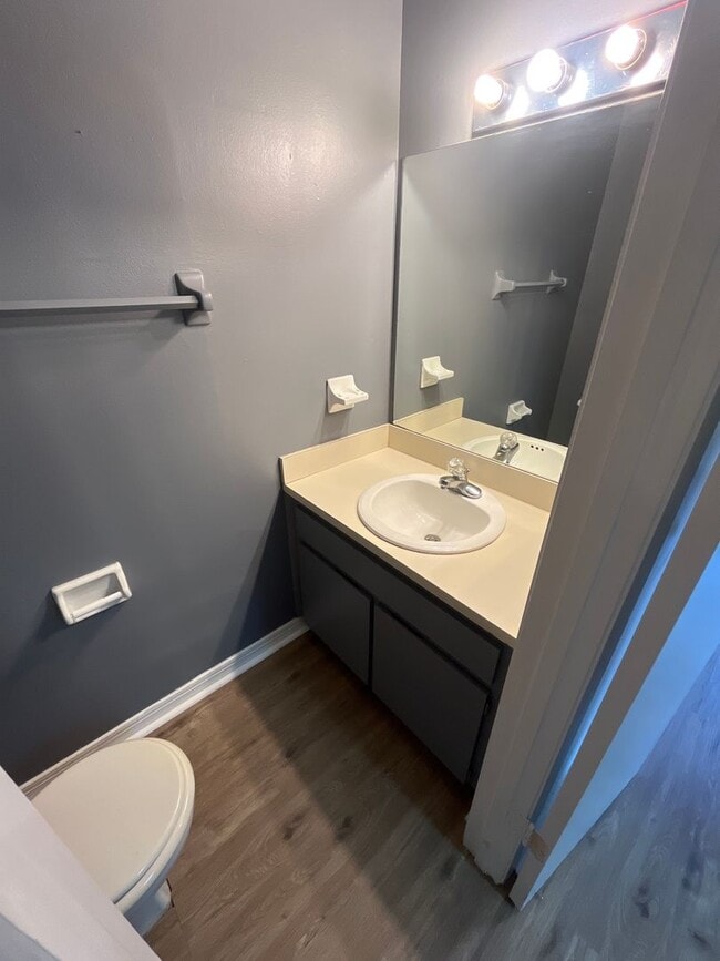 Building Photo - For Rent-2-bedroom, 2.5-bathroom located in the vibrant community of Brandon