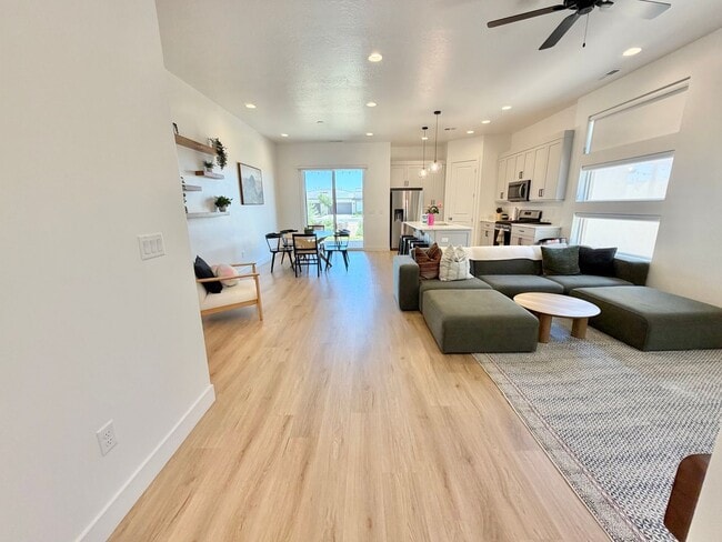 Building Photo - 2932 E Snowberry Dr