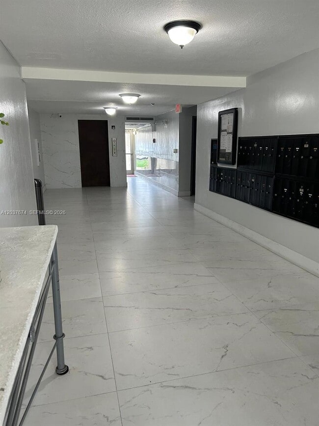 Building Photo - 9320 Fontainebleau Blvd
