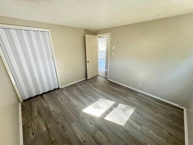 Building Photo - 2 bed, 1 bath Home in Elkhart IN   ACCEPTI...