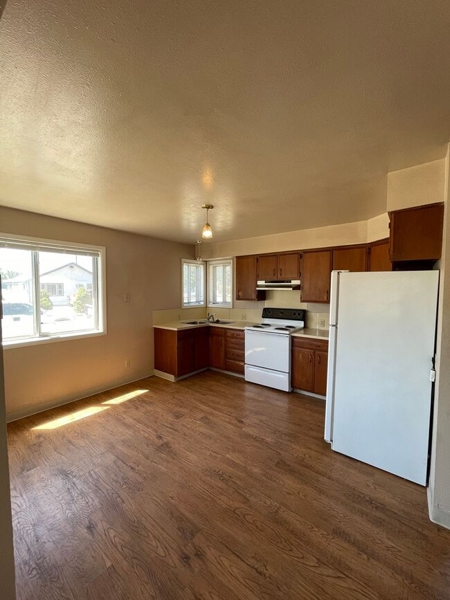 Building Photo - 2 bed 1 bath duplex - water, sewer and gar...