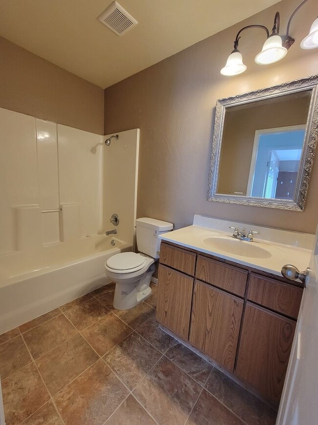 Building Photo - *Wait list full- Currently not accepting applications* 3 Bedroom 2 Bathroom in NW Visalia with Ya...