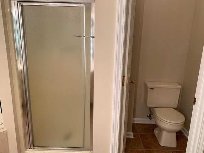 Building Photo - 3499 Lakeside Ct