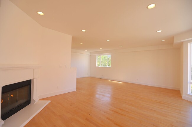 Building Photo - Bayview: Modern Townhome 4 bedroom 2 1/2 B...