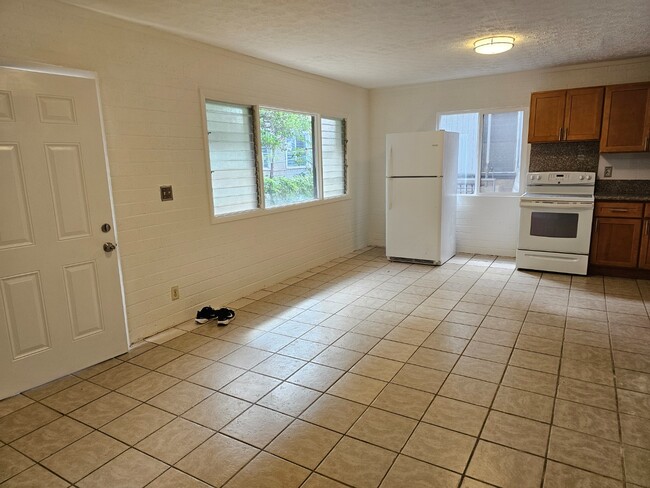 Building Photo - Spacious 3-Beds, 2-Bath Apartment. Back unit