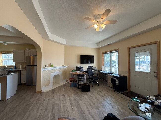 Building Photo - 2 bed 2 bath Triplex unit located by the M...