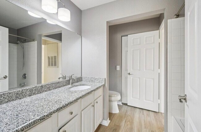 Building Photo - 13700 Richmond Park Dr N